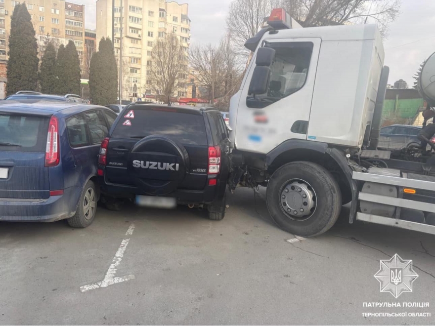 В Тернополе бетоносмеситель протаранил пять припаркованных авто