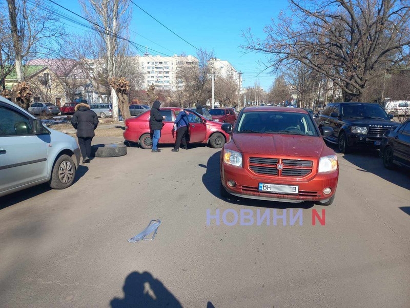 «Шевроле», выезжая со двора, врезался в «Додж» в Николаеве