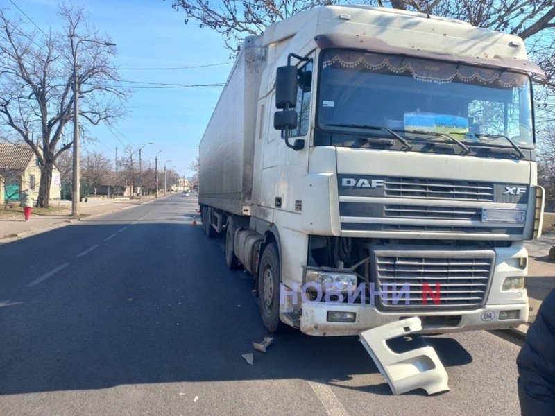 Фура при перестроении зацепила «Тойоту» в Николаеве (фото)