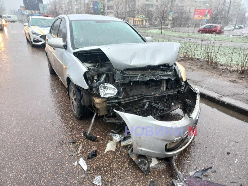 В центре Николаева столкнулись три автомобиля